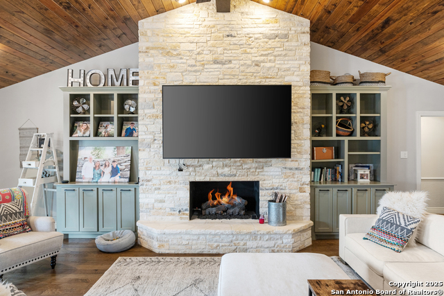 Image 2 of 62 For 608 Morse St. W