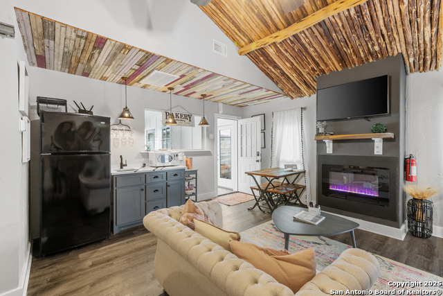 Image 23 of 62 For 608 Morse St. W