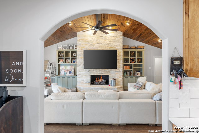 Image 34 of 62 For 608 Morse St. W