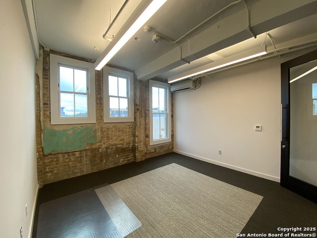 Listing photo id 10 for 219 Alamo St N 300 -