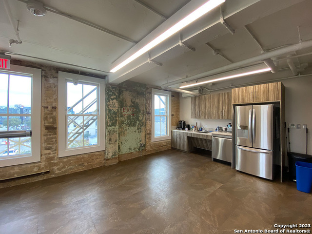 Listing photo id 12 for 219 Alamo St N 300 -