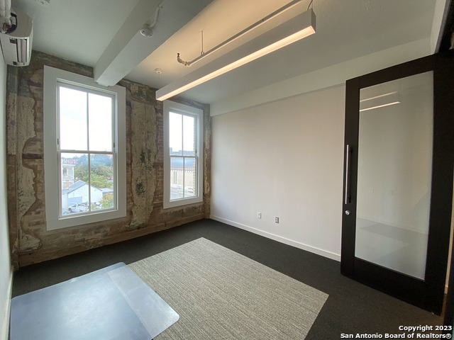 Listing photo id 1 for 219 Alamo St N 300 -