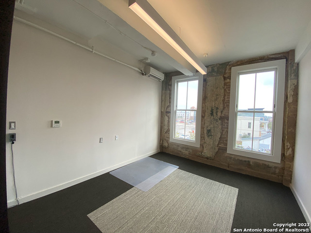 Listing photo id 7 for 219 Alamo St N 300 -