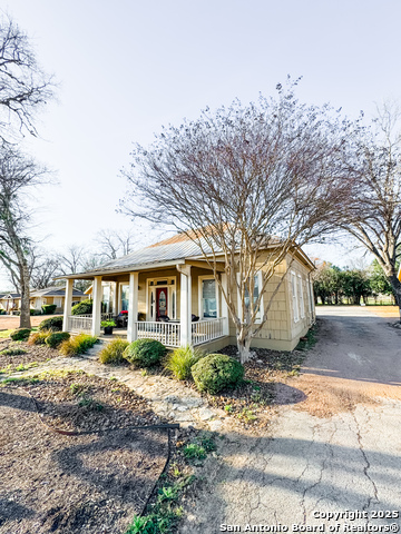 Listing photo id 0 for 916-930 E Blanco