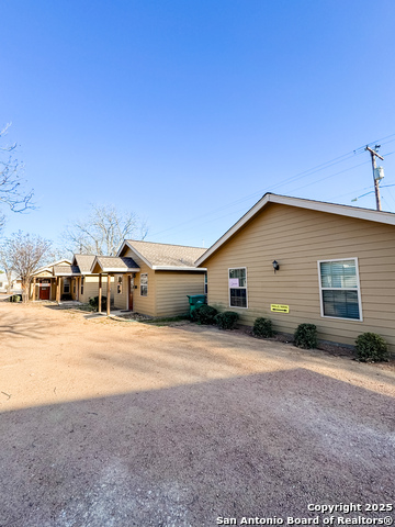 Listing photo id 1 for 916-930 E Blanco
