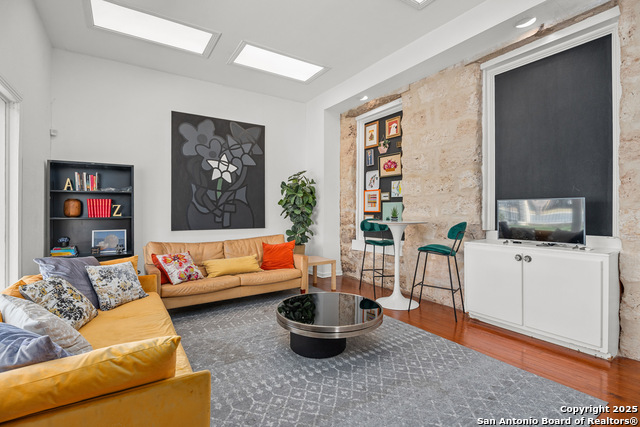 Listing photo id 10 for 1002 Flores N 1