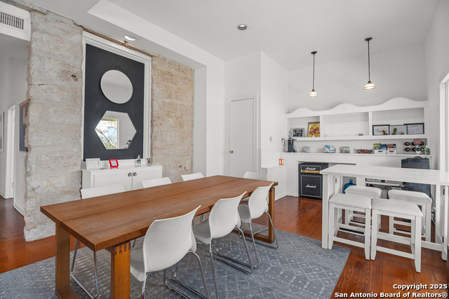Listing photo id 11 for 1002 Flores N 1