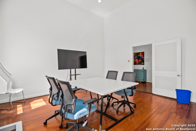 Listing photo id 15 for 1002 Flores N 1