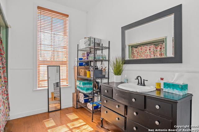 Listing photo id 23 for 1002 Flores N 1