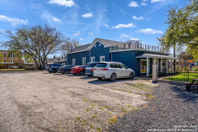 Listing photo id 26 for 1002 Flores N 1