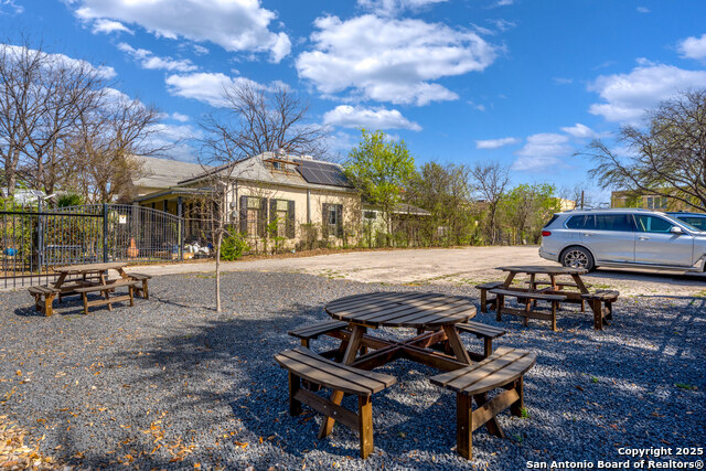 Listing photo id 28 for 1002 Flores N 1