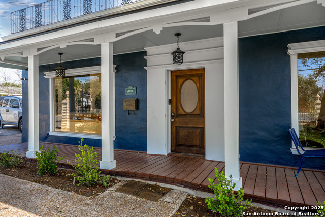 Listing photo id 2 for 1002 Flores N 1