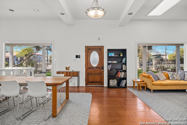 Listing photo id 4 for 1002 Flores N 1