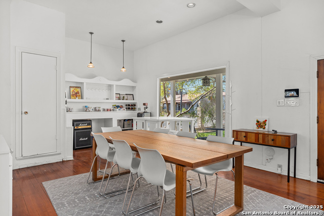 Listing photo id 8 for 1002 Flores N 2