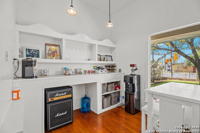 Listing photo id 16 for 1002 Flores N 2