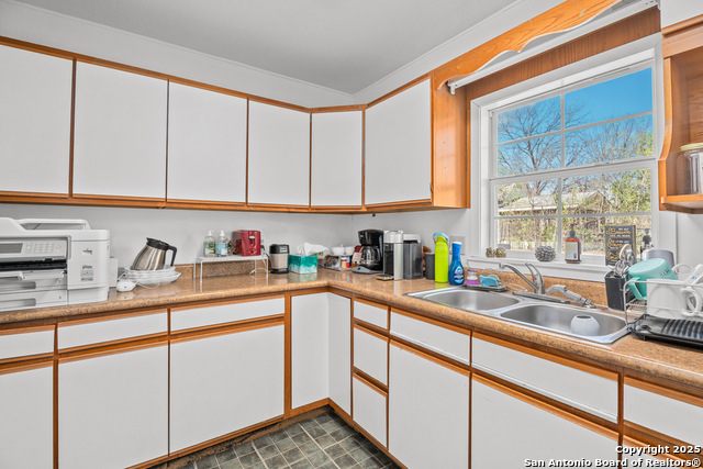 Listing photo id 24 for 1002 Flores N 2
