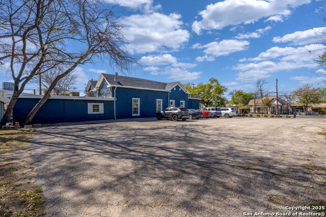 Listing photo id 25 for 1002 Flores N 2