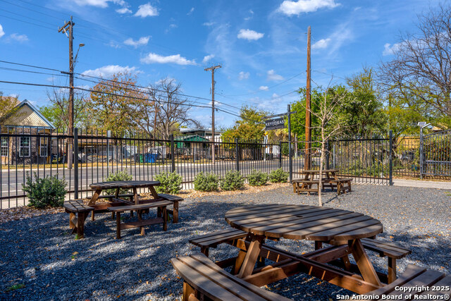 Listing photo id 27 for 1002 Flores N 2