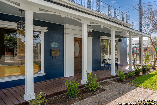 Listing photo id 3 for 1002 Flores N 2