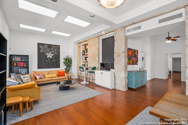Listing photo id 5 for 1002 Flores N 2