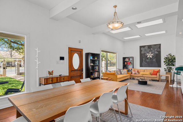 Listing photo id 7 for 1002 Flores N 2