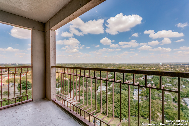 Listing photo id 14 for 1 Towers Park Ln 1703