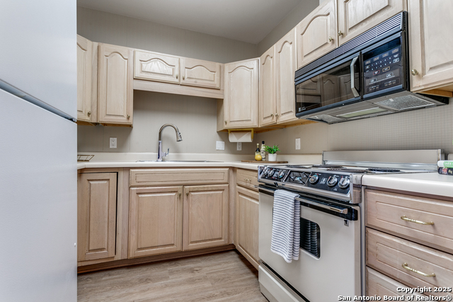 Listing photo id 1 for 1 Towers Park Ln 1703