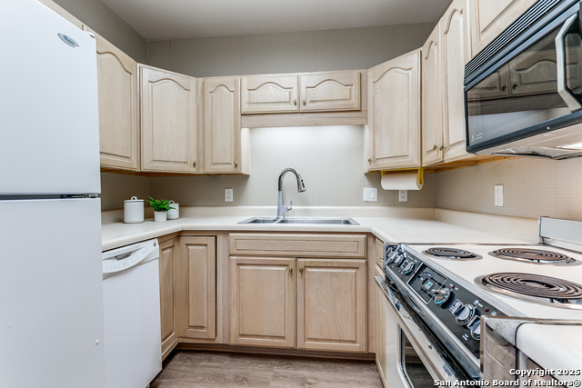 Listing photo id 3 for 1 Towers Park Ln 1703