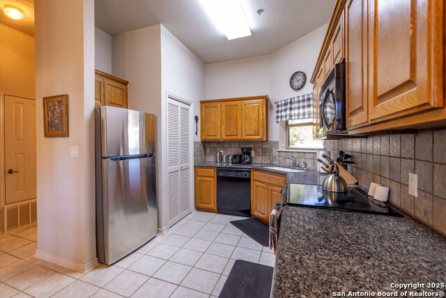 Listing photo id 3 for 20 Tapatio Dr E  310