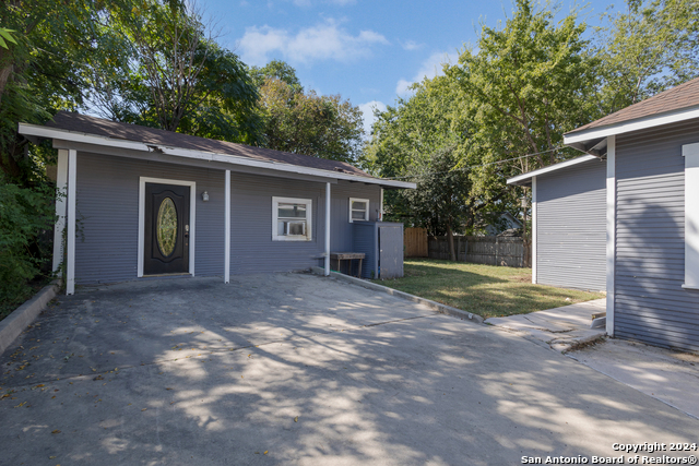 Image 28 of 32 For 414 Rosewood Ave W