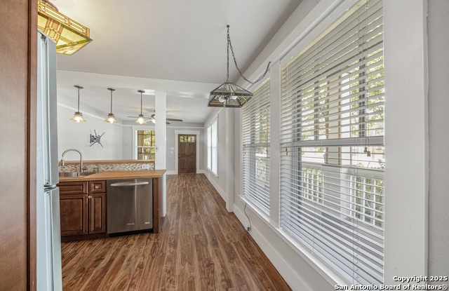 Listing photo id 8 for 224 Queen Anne Ct 1