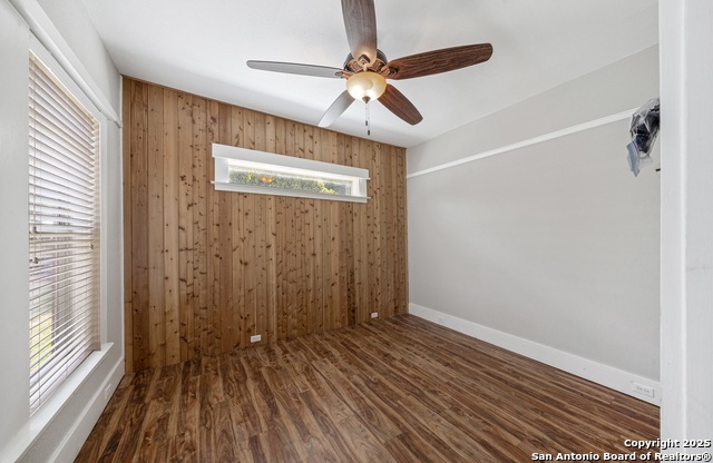 Listing photo id 9 for 224 Queen Anne Ct 1