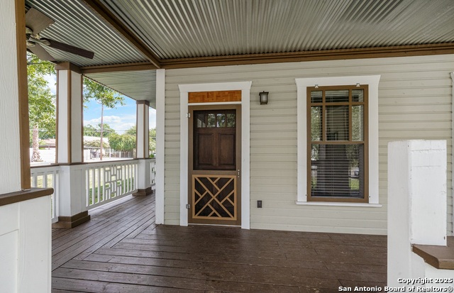 Listing photo id 2 for 224 Queen Anne Ct 1