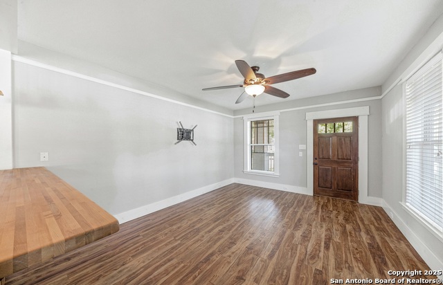 Listing photo id 5 for 224 Queen Anne Ct 1