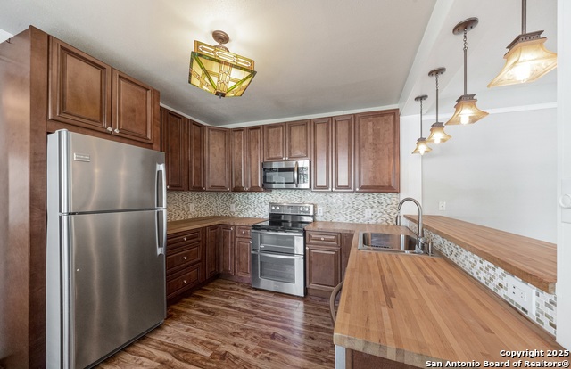 Listing photo id 6 for 224 Queen Anne Ct 1