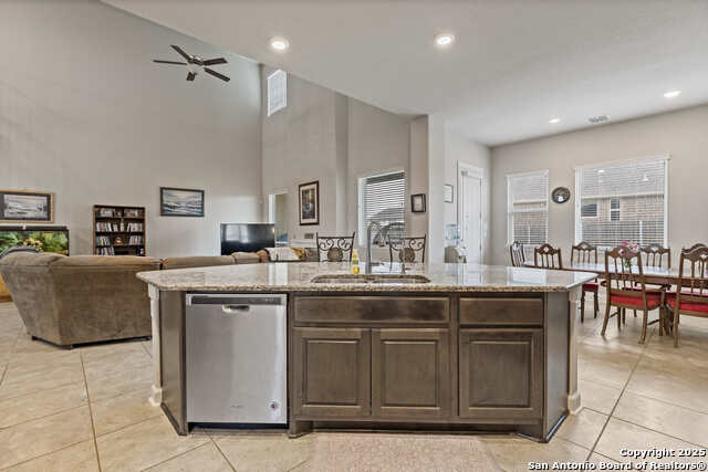 Listing photo id 14 for 6527 Tallow Way