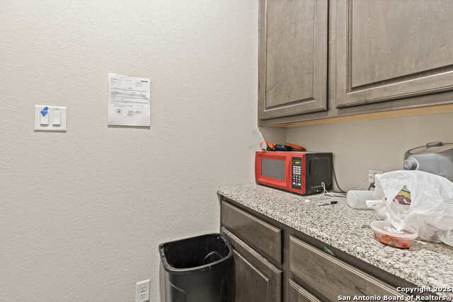 Listing photo id 31 for 6527 Tallow Way