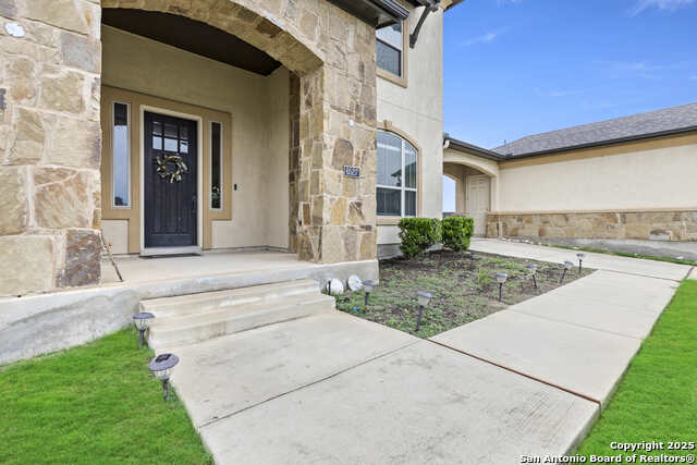 Listing photo id 3 for 6527 Tallow Way