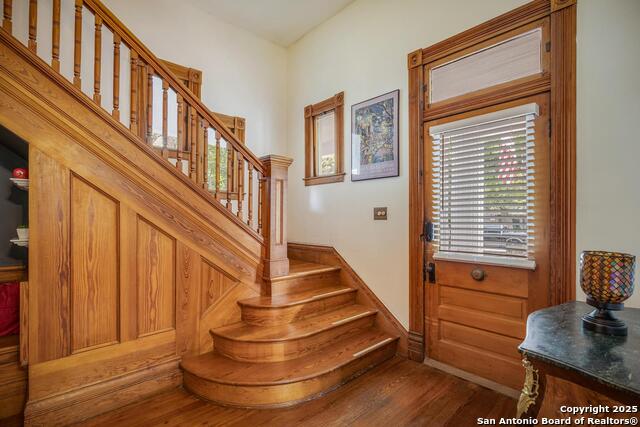Listing photo id 2 for 225 Craig W
