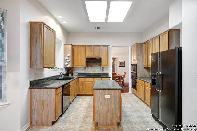 Image 3 of 39 For 522 Roble Vista