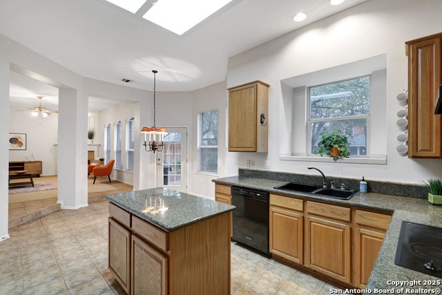 Image 9 of 39 For 522 Roble Vista