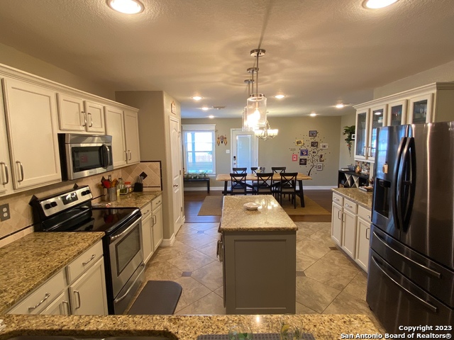 Listing photo id 9 for 4023 Ashleaf Pecan