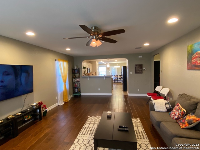 Listing photo id 4 for 4023 Ashleaf Pecan