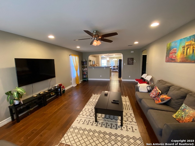 Listing photo id 5 for 4023 Ashleaf Pecan