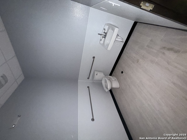 Listing photo id 8 for 10927 Fredericksburg Rd.