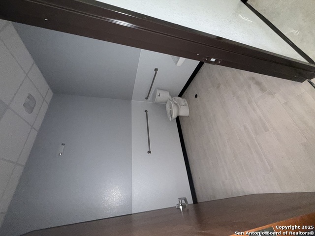 Listing photo id 9 for 10927 Fredericksburg Rd.