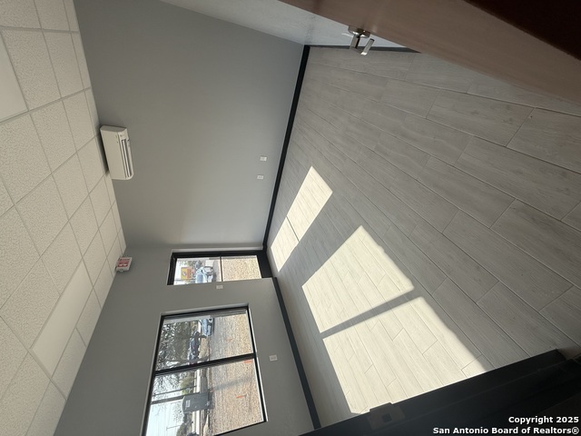 Listing photo id 14 for 10927 Fredericksburg Rd.