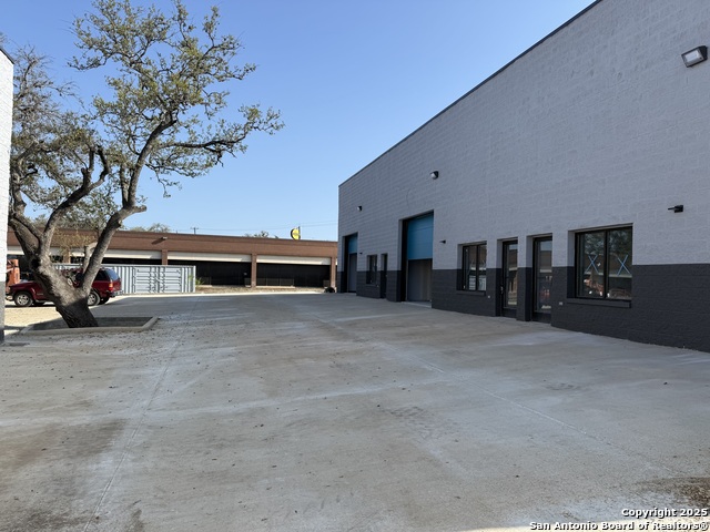 Listing photo id 6 for 10927 Fredericksburg Rd.