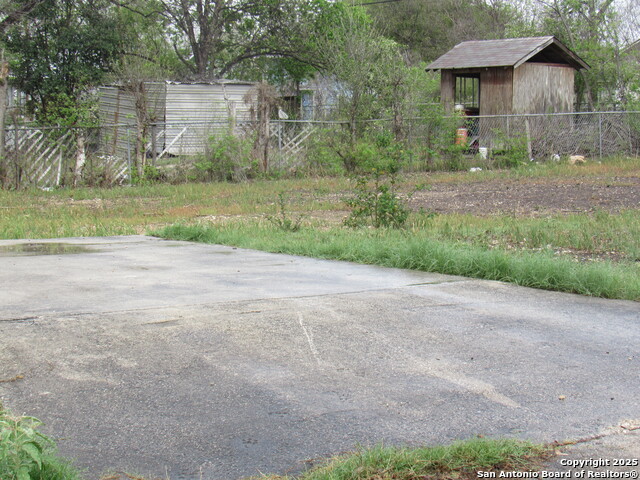 Listing photo id 8 for 2901 Saunders S