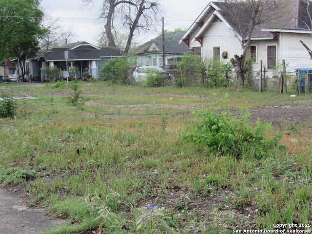 Listing photo id 9 for 2901 Saunders S